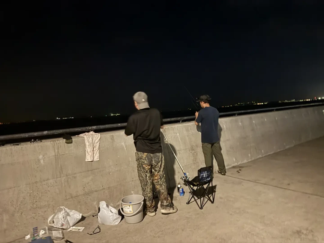 黄光不惊鱼、蓝光惊鱼?网传最火的夜钓灯帖,把物理讲反了:九月换灯前,先看光柱、再看漂尾、最后看价签