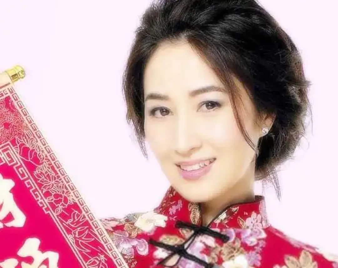 关咏荷18套造型合集这周刷屏:“不是大美女”吵出657条评论,我对完四个造型高峰看懂了