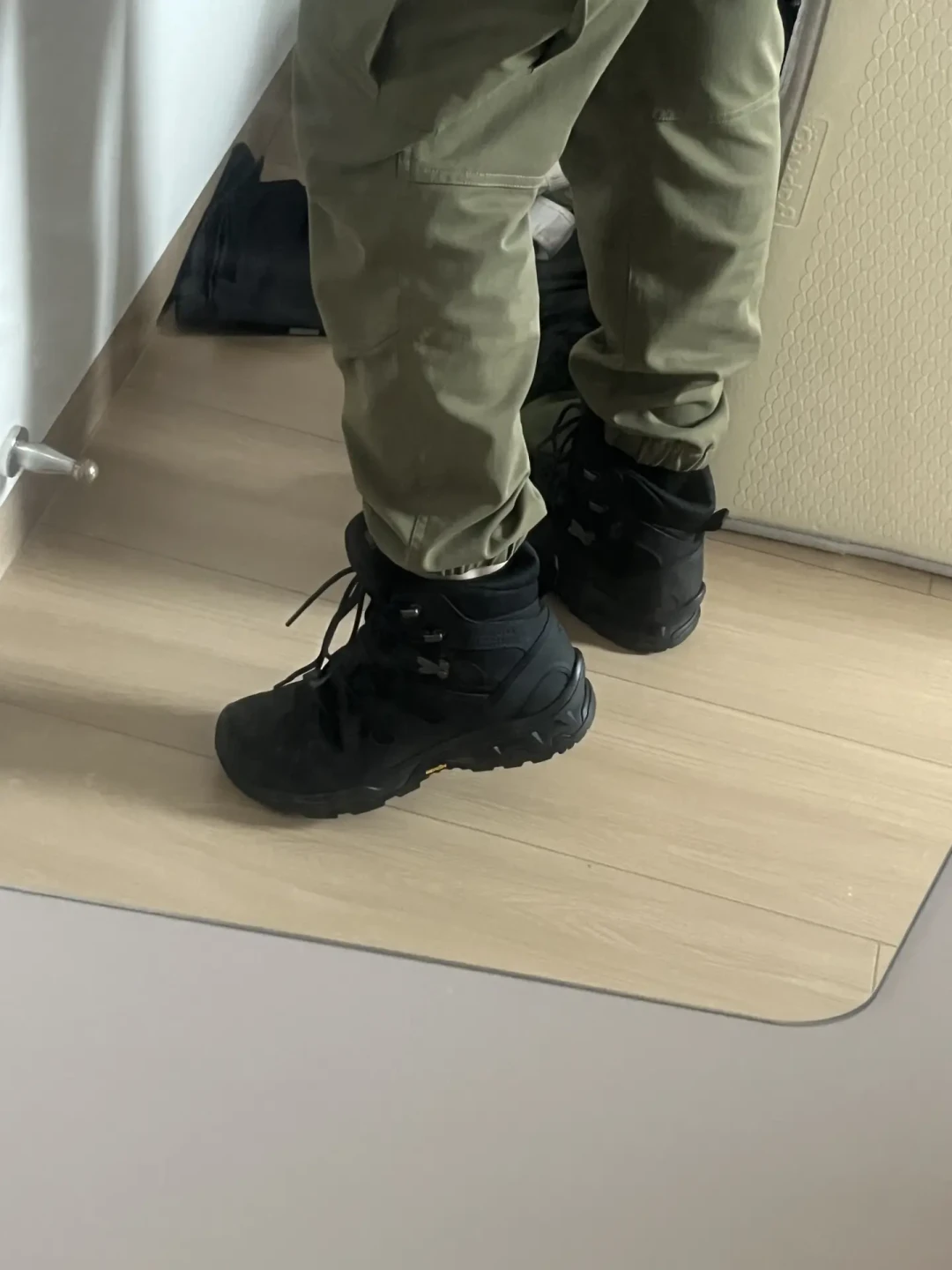 龙牙第一双靴子拖到年底:300双虎贲尝鲜者先开口,宽楦卡裤脚,等不等先算清这五笔账