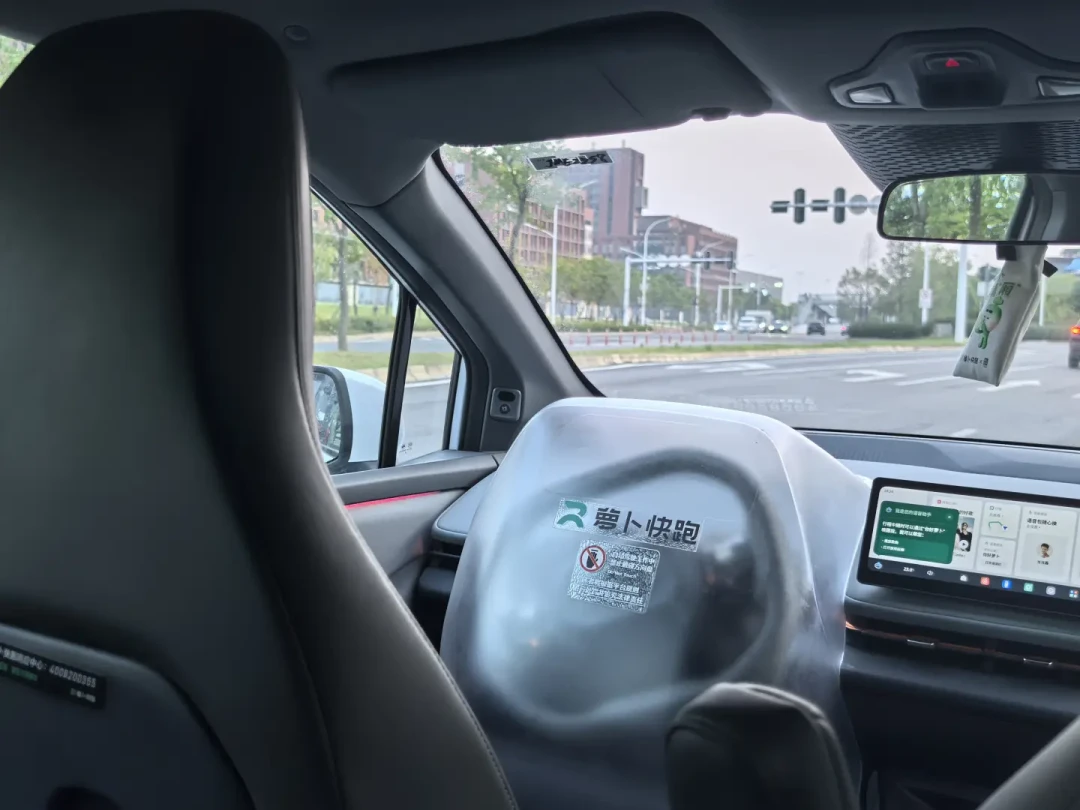 Cybercab下周空降京沪,只能看不能坐:我把奥斯汀45台实测车、$27试乘帖和萝卜快跑1700万单账本全对完了——去看车之前,先分清看什么、别看什么、什么时候能坐