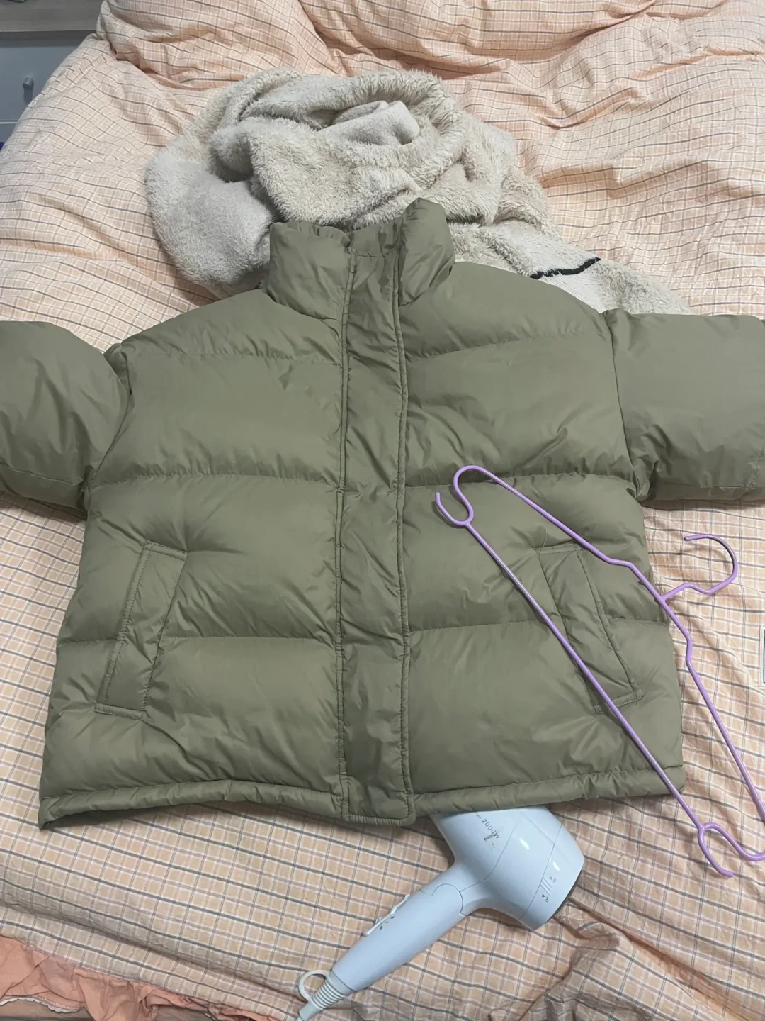 羽绒服换季拿出来又扁又皱?别急着拍、更别急着重洗:先分清「瘪了气」还是「绒成坨」,再决定挂、烘还是放弃抢救