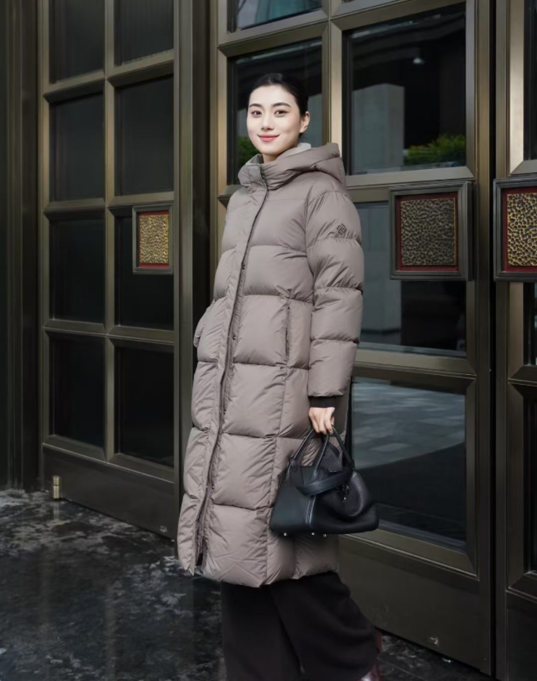 羽绒服换季拿出来又扁又皱?别急着拍、更别急着重洗:先分清「瘪了气」还是「绒成坨」,再决定挂、烘还是放弃抢救