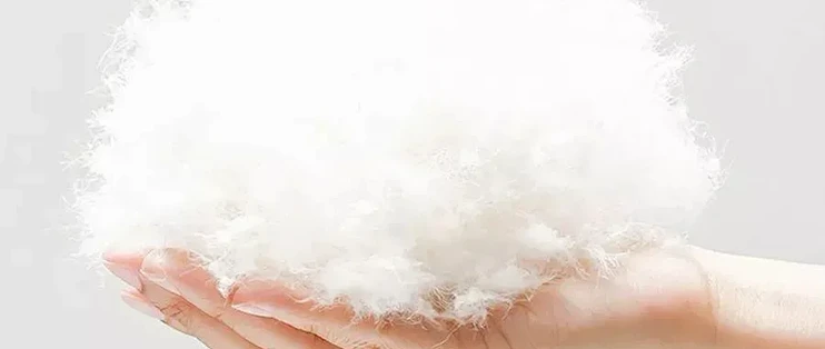羽绒服换季拿出来又扁又皱？别急着拍、更别急着重洗：先分清「瘪了气」还是「绒成坨」，再决定挂、烘还是放弃抢救