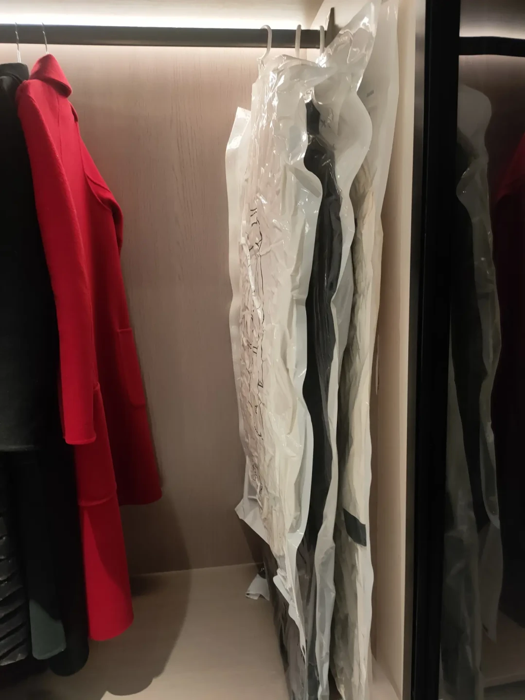 羽绒服换季拿出来又扁又皱?别急着拍、更别急着重洗:先分清「瘪了气」还是「绒成坨」,再决定挂、烘还是放弃抢救