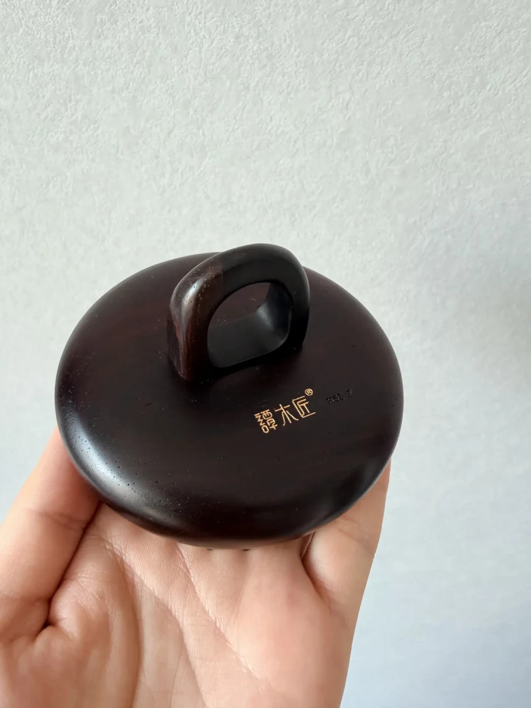 谭木匠指环梳被圈子盘出了“鉴伪攻略”:柜台的口头鉴定和刻字都别信,能验的就三样