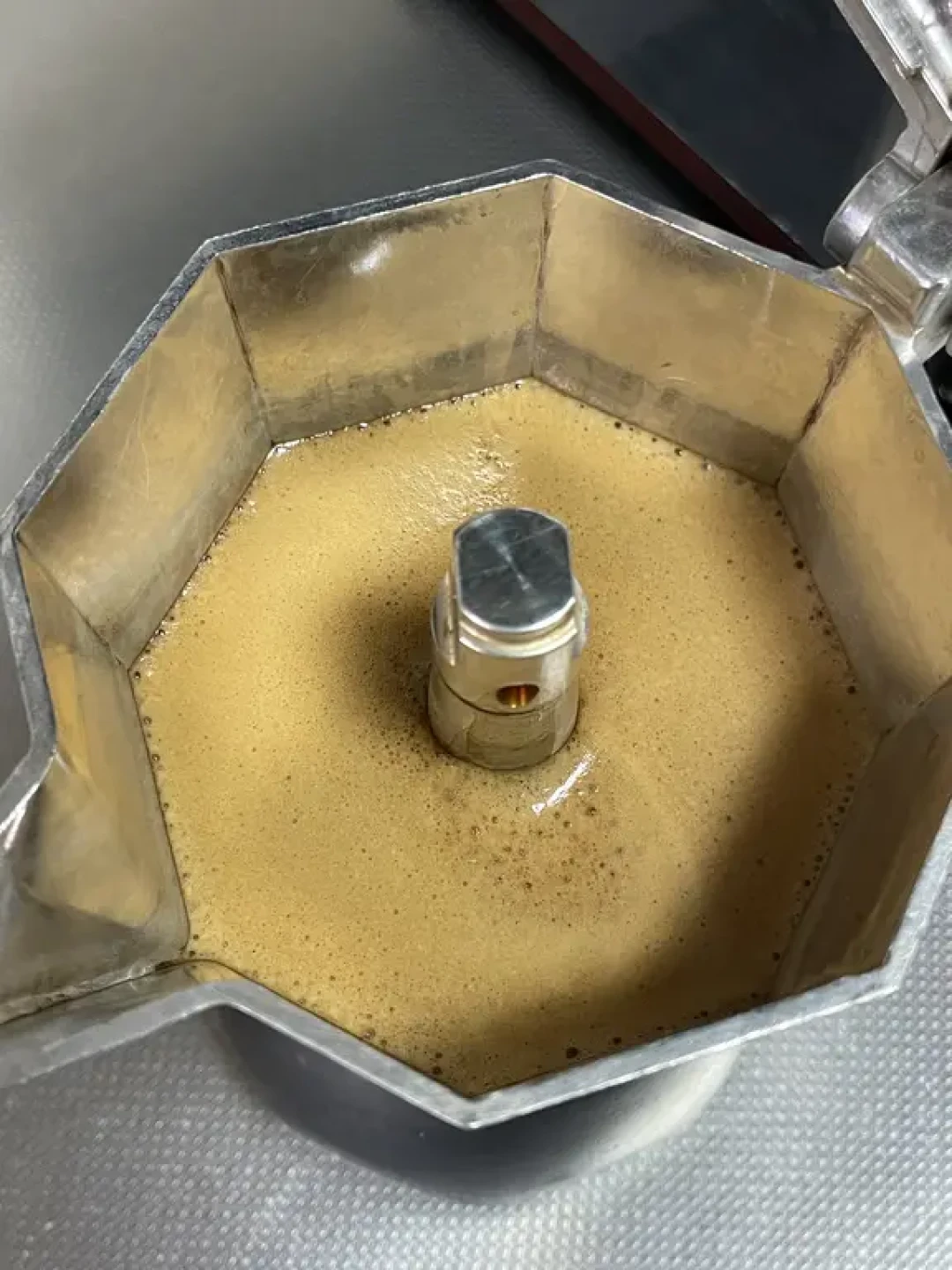 《摩卡壶就是咖啡最大的骗局》?我翻完全网劝退帖的评论区:这三个月的壶机之争两边都夹着广告,真正的分水岭只有三个数