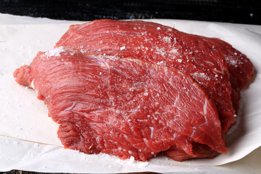 炒牛肉的腌制之争：放盐还是别放、小苏打还是菠萝汁，对完14篇爆款教程后，第一步是看你手里是哪块肉