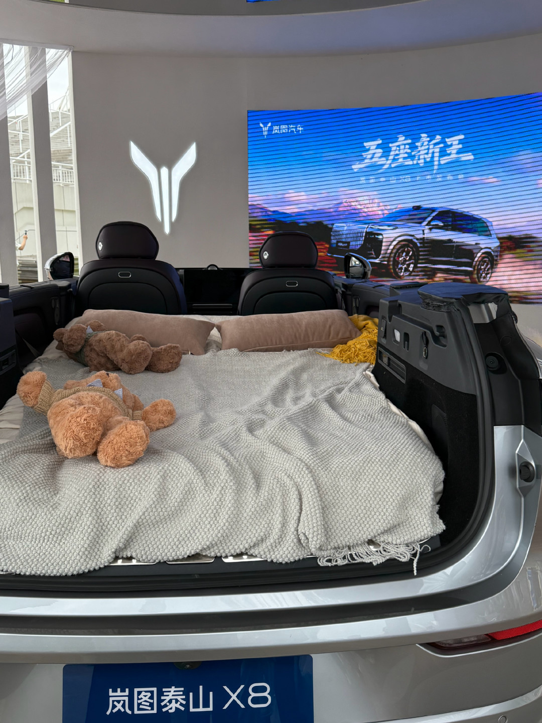 预售20小时破2万、8月只卖1300台：纠结岚图泰山X8的人，这100天的账得算明白