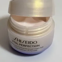 干皮说"真的撑住了",油皮说"搓泥猪油":我把悦薇胶原炮面霜的三套口径和这个月实价摊在一起