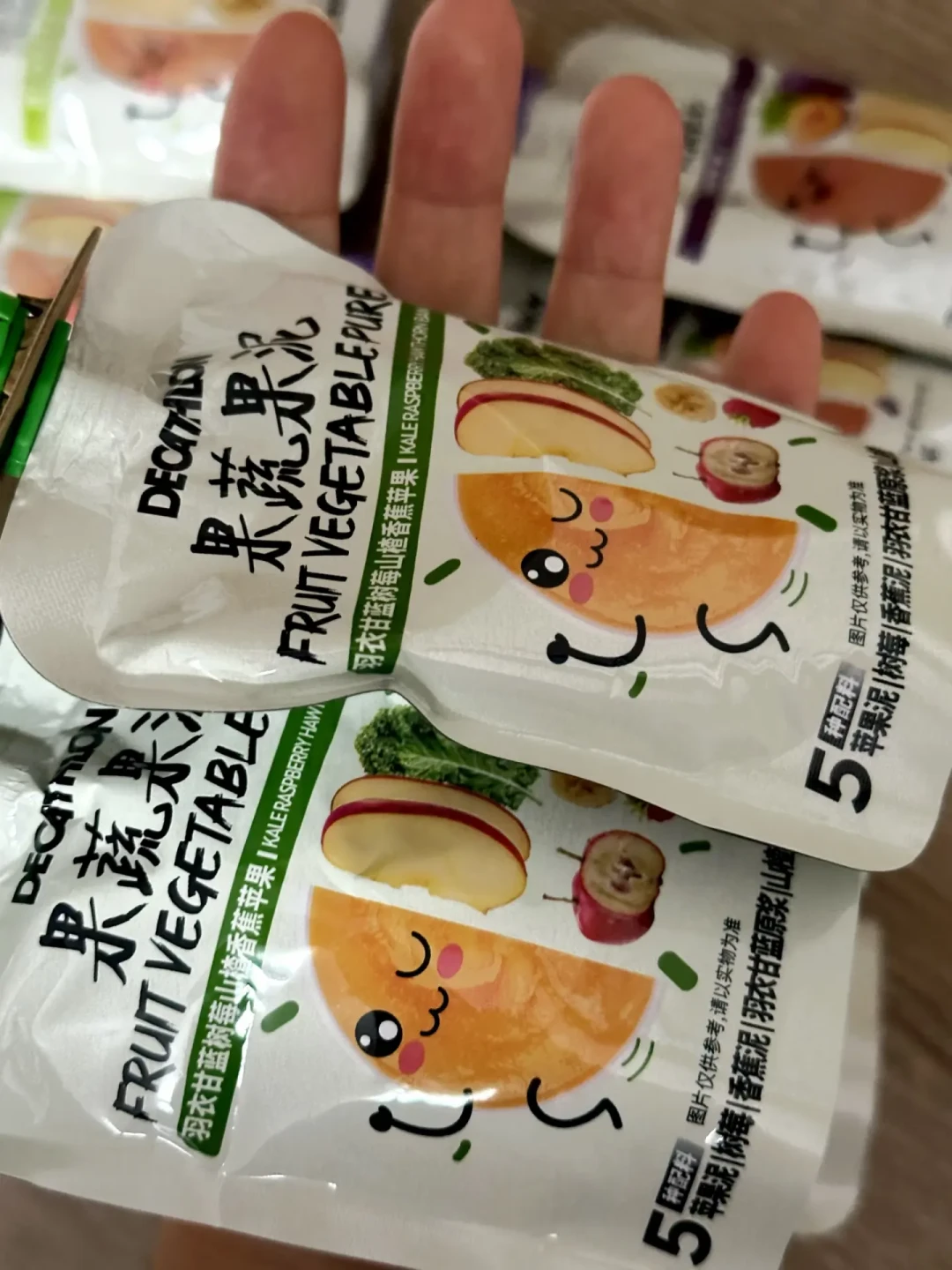 迪卡侬零食墙被喊成“小山姆”：果泥9.9两袋、蛋白棒像砖头，场景、口碑、配料、窗口四笔账一次算清