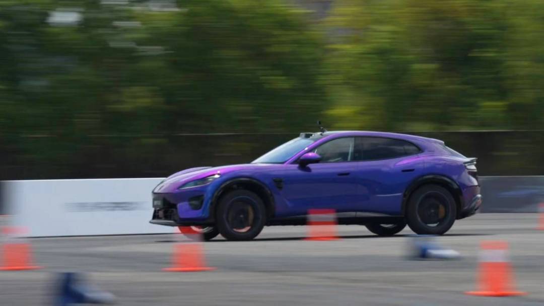 251km/h变道、麋鹿81:智界RX的演示战,我按科目给你算清哪一笔是为你演的