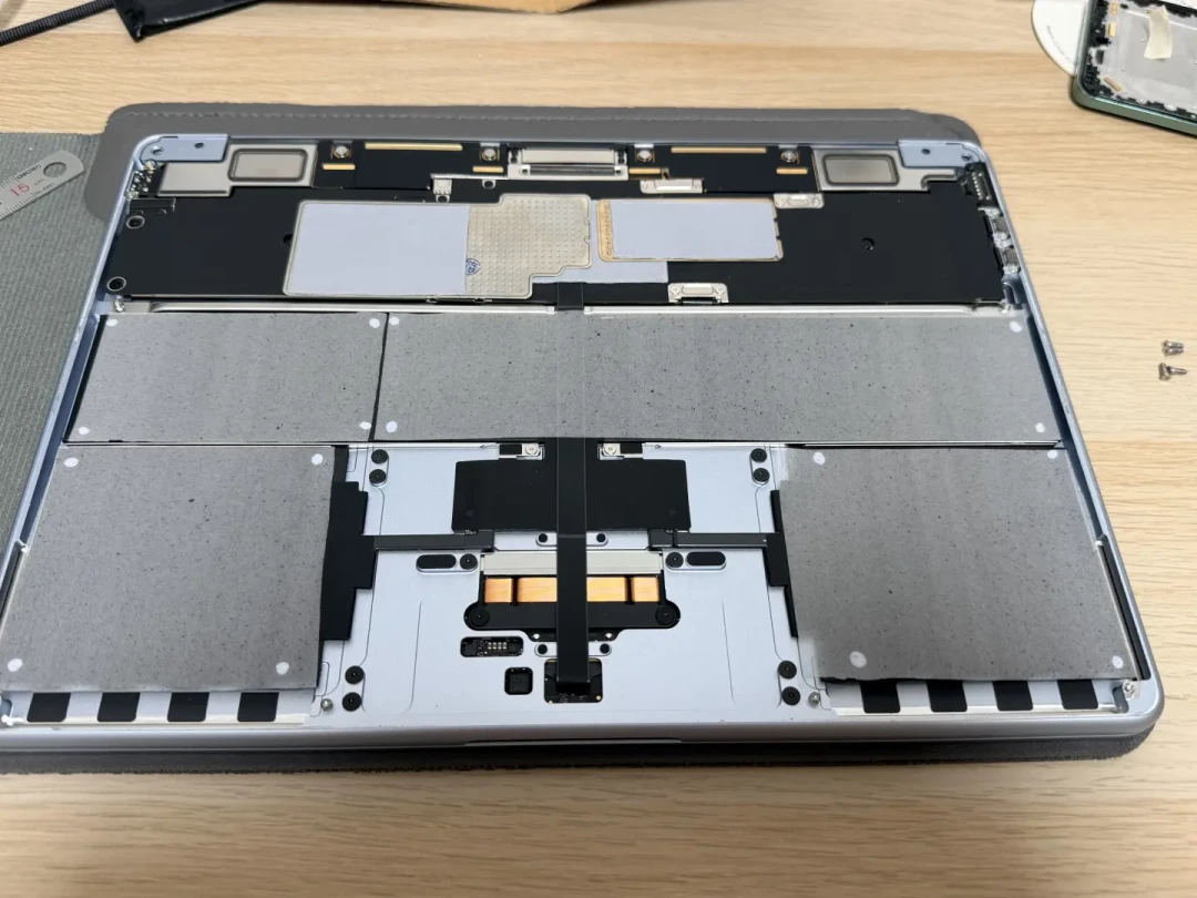 MacBook散热改造刷屏之后:同一张导热贴,有人测出+23%,有人吹出+54.5%,贴后盖之前先算三笔温度账