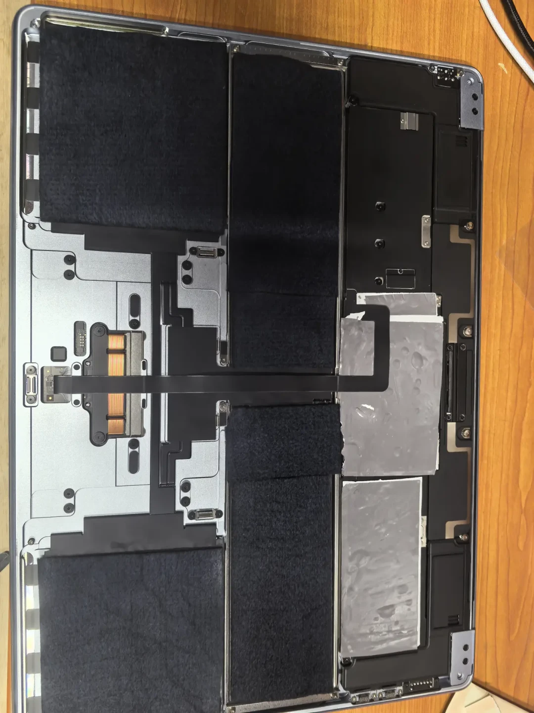 MacBook散热改造刷屏之后:同一张导热贴,有人测出+23%,有人吹出+54.5%,贴后盖之前先算三笔温度账