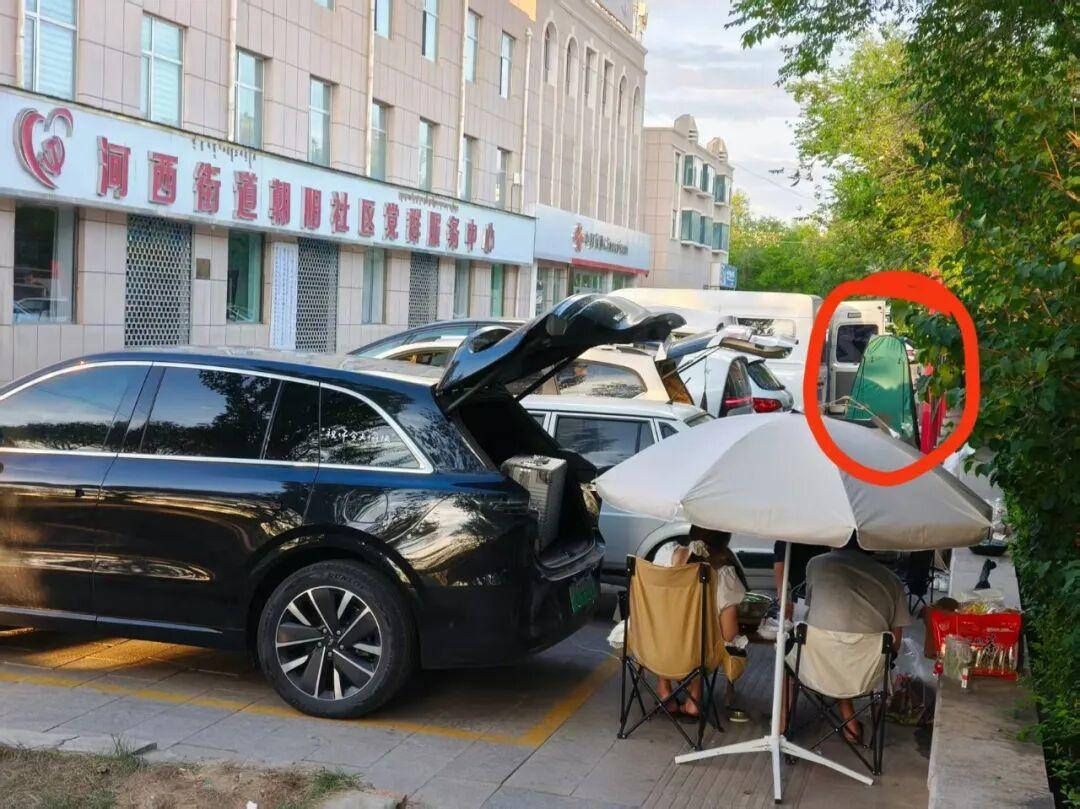 床车党把酒店停车场卷成