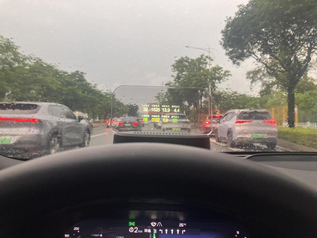 HUD吵到798条评论还没完：没HUD的车想加装，先看清四条路线和三个坑
