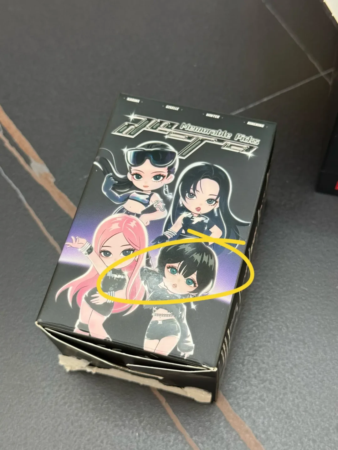 官宣日被骂丑、发售夜抢整箱：aespa×泡泡玛特「珍藏」上市25天，常规款45有人甩、隐藏款250有人收——追隐藏、端盒还是二手捡本命，这笔「成员税」的账我替你摸完了