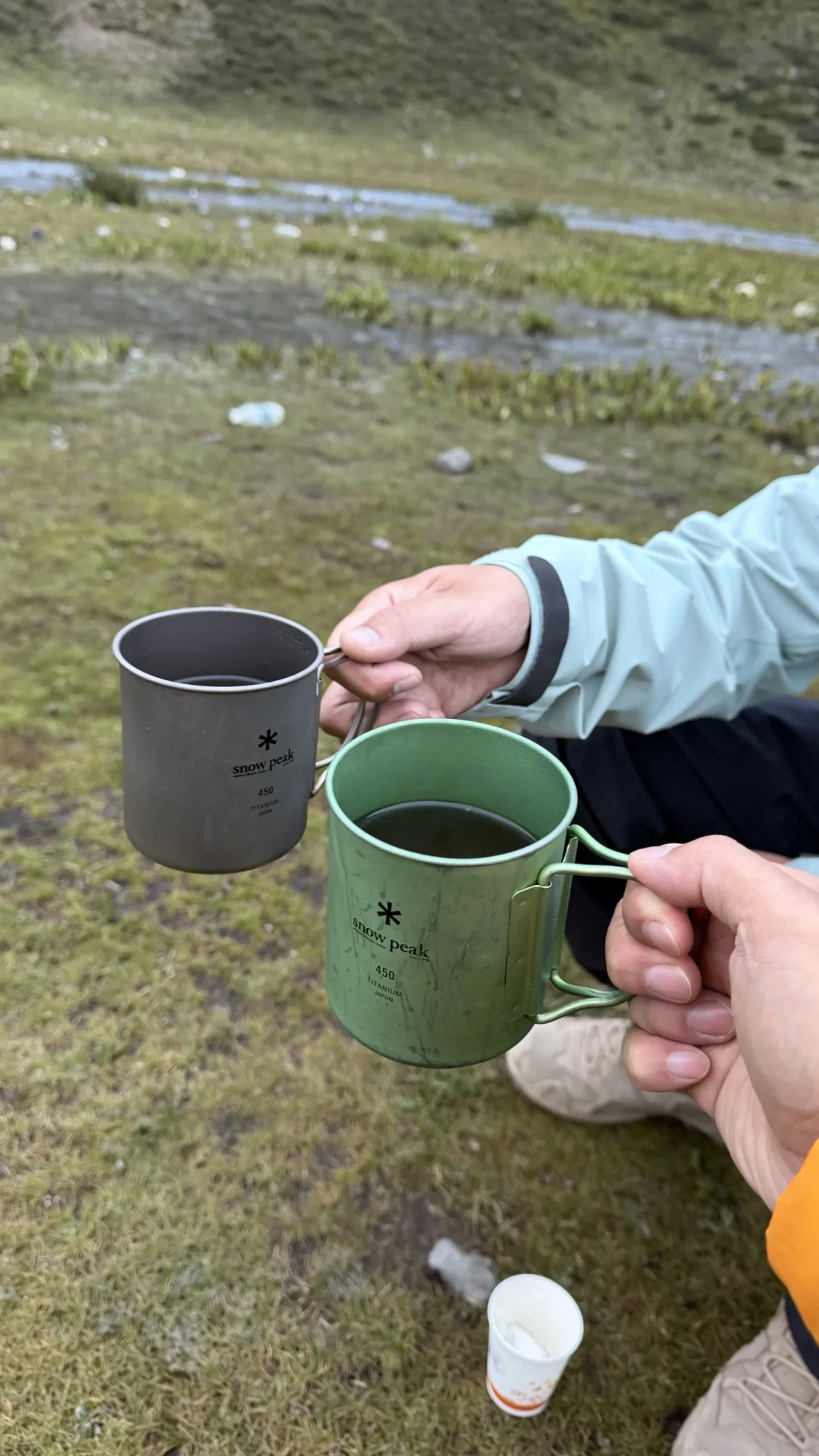 钛瓶实测195g、不锈钢241g：挑montbell保温瓶前，先分清三种“钛杯”，再看拧盖会不会在雪山冻住