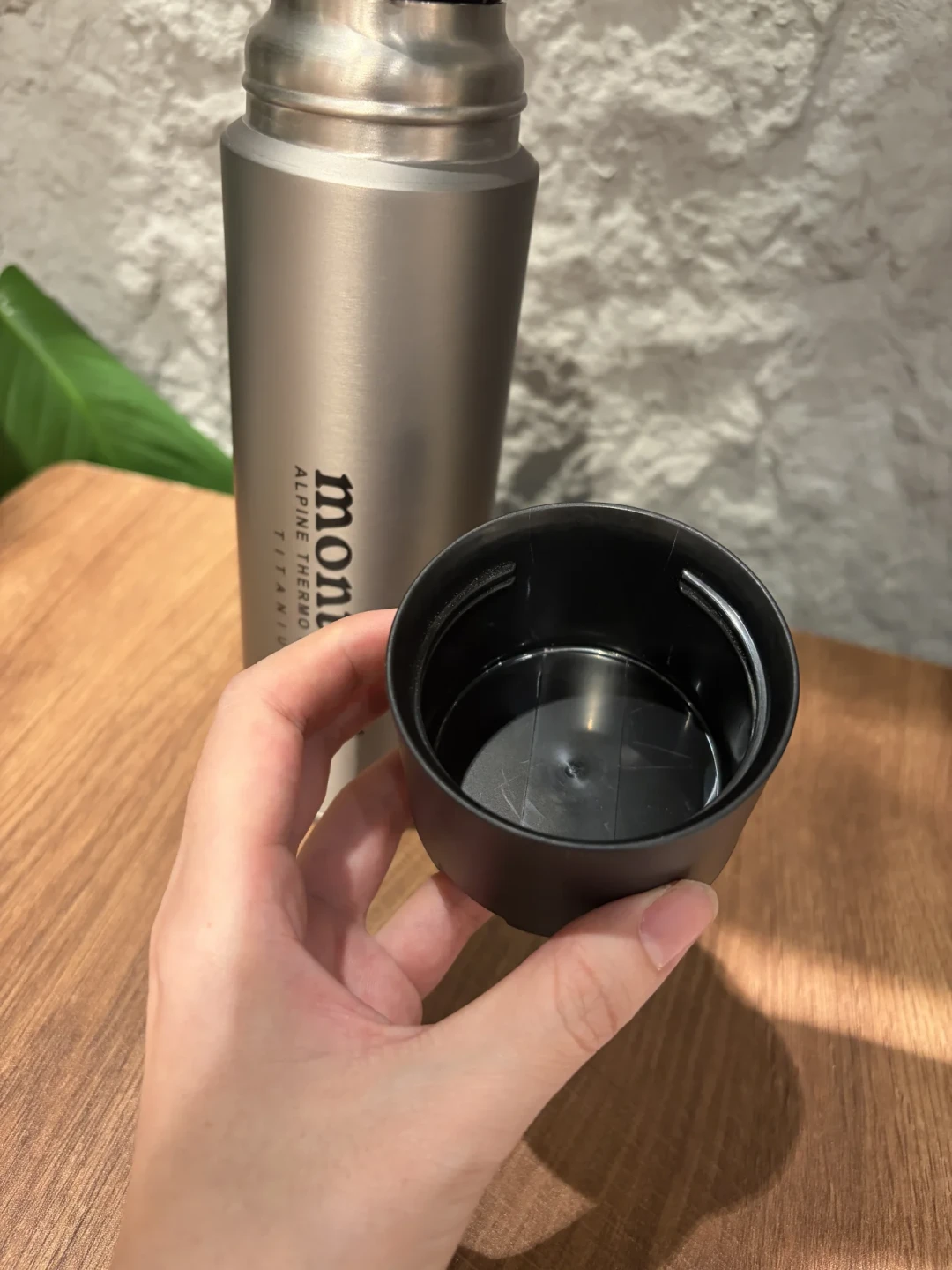 钛瓶实测195g、不锈钢241g：挑montbell保温瓶前，先分清三种“钛杯”，再看拧盖会不会在雪山冻住