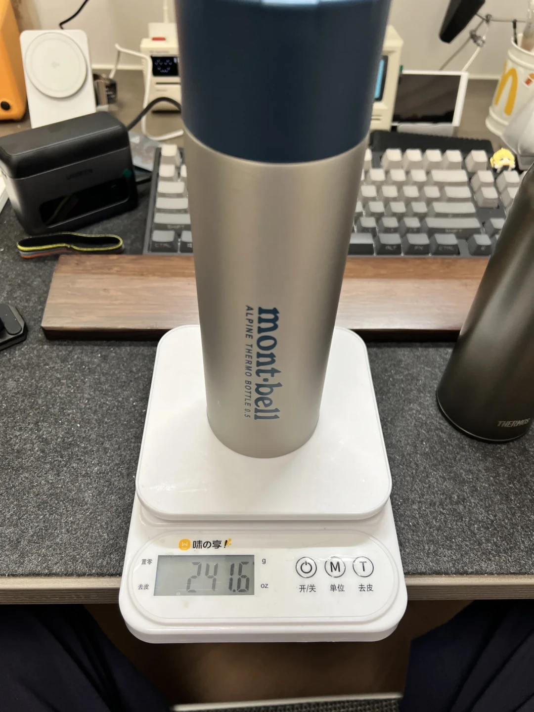 钛瓶实测195g、不锈钢241g：挑montbell保温瓶前，先分清三种“钛杯”，再看拧盖会不会在雪山冻住