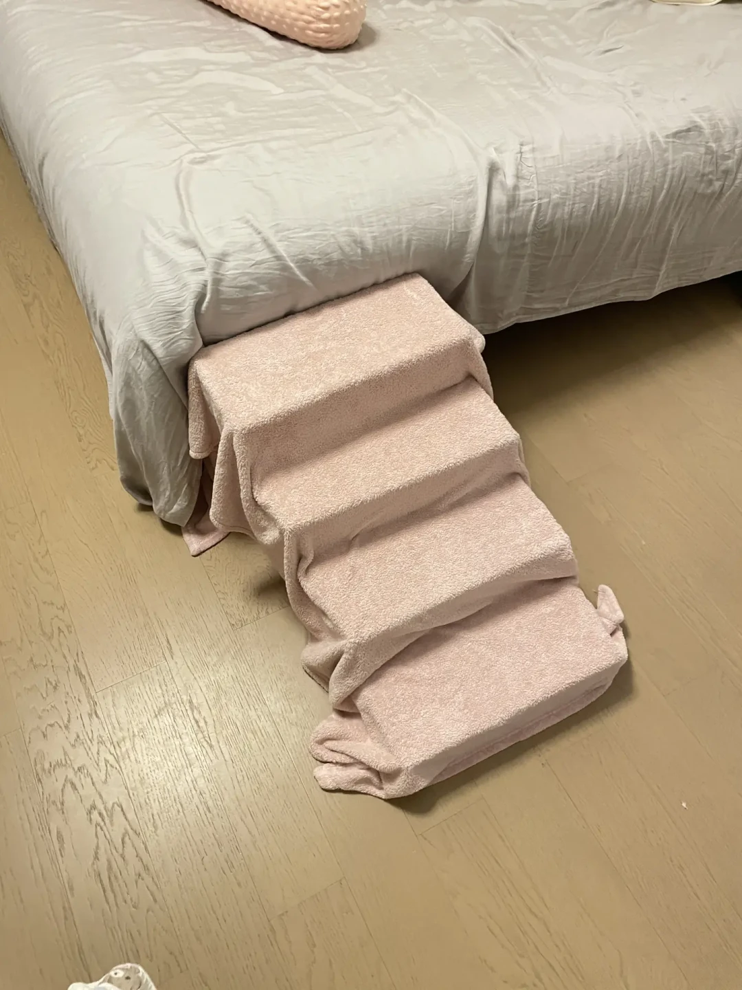猫墙的「合同期」是15年，不是完工那天：分龄高差、30°斜坡和「死活不用」的反例，我摆在一页里