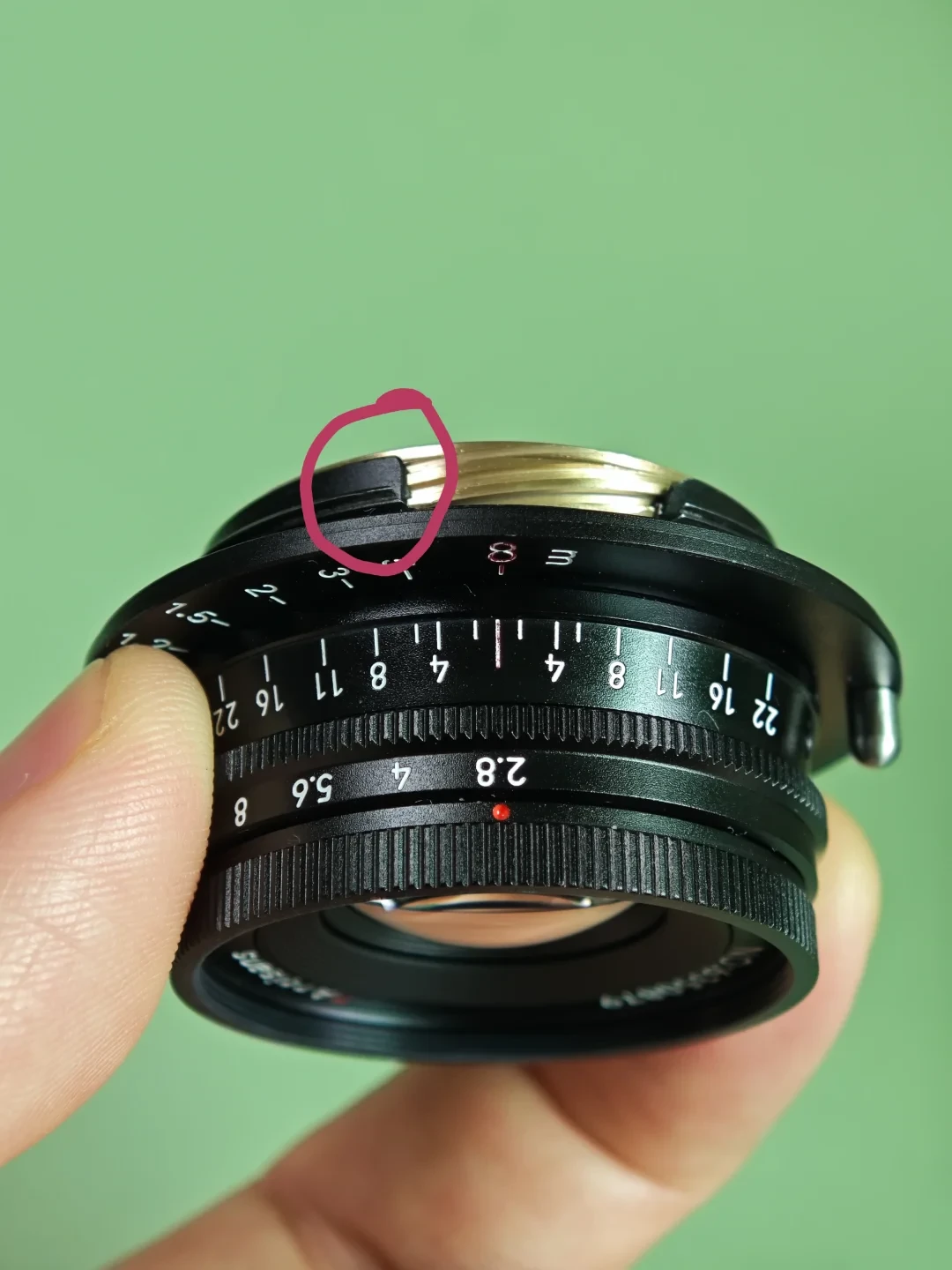 黄斑到1米就停是瑕疵?88克七工匠35mm F2.8,先把镜头的账和机身的账分开算