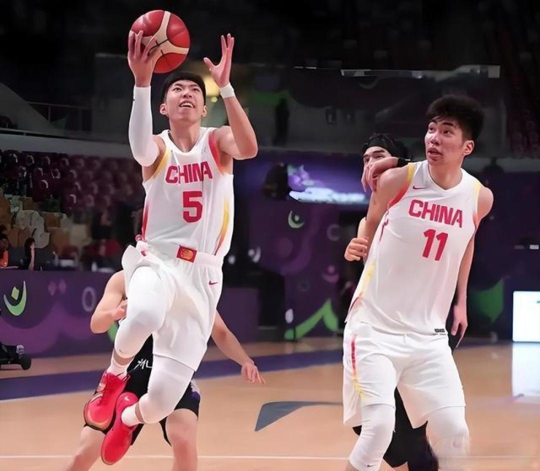 44分大胜复仇菲律宾！中国男篮全胜进八强，王俊杰20+14
