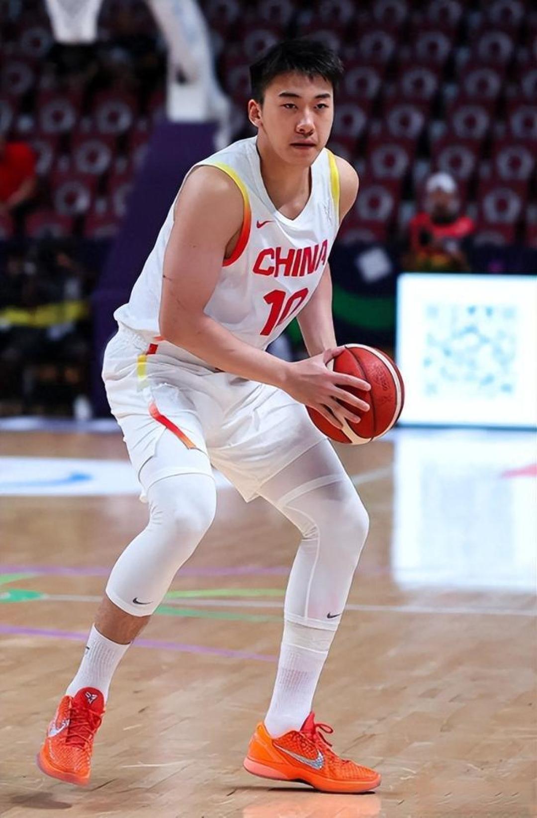 44分大胜复仇菲律宾！中国男篮全胜进八强，王俊杰20+14