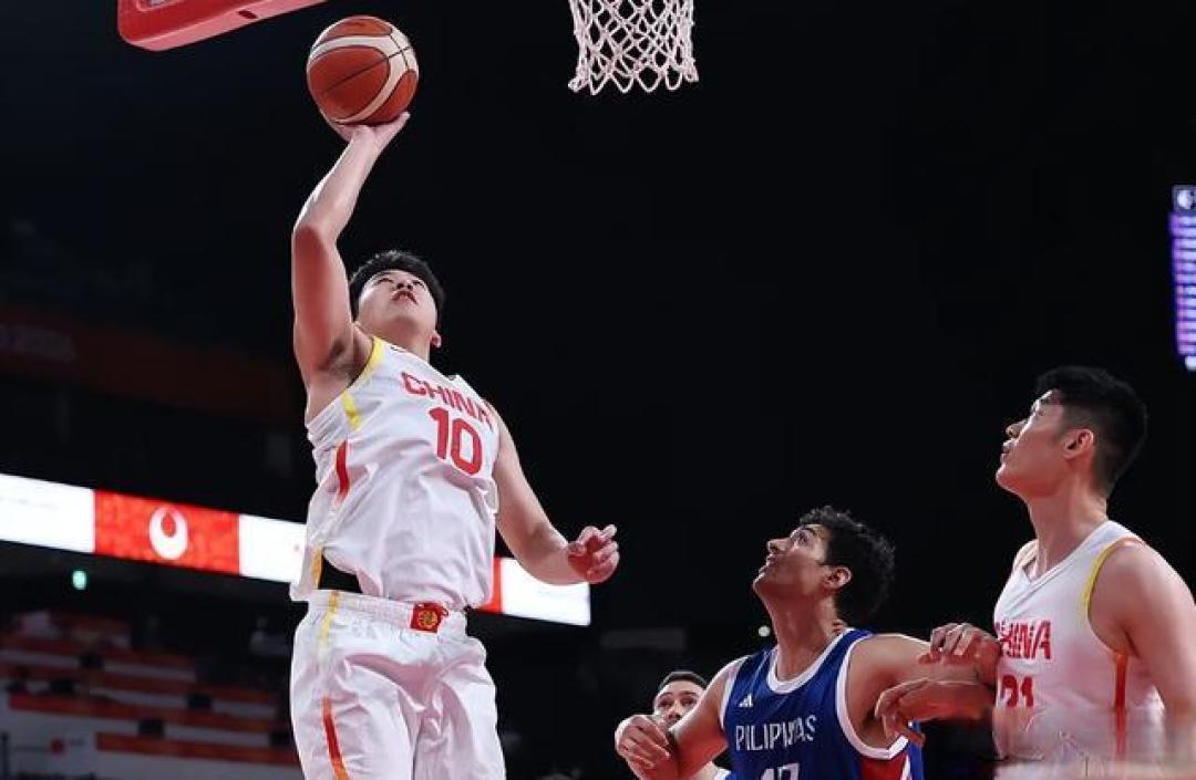 44分大胜复仇菲律宾！中国男篮全胜进八强，王俊杰20+14