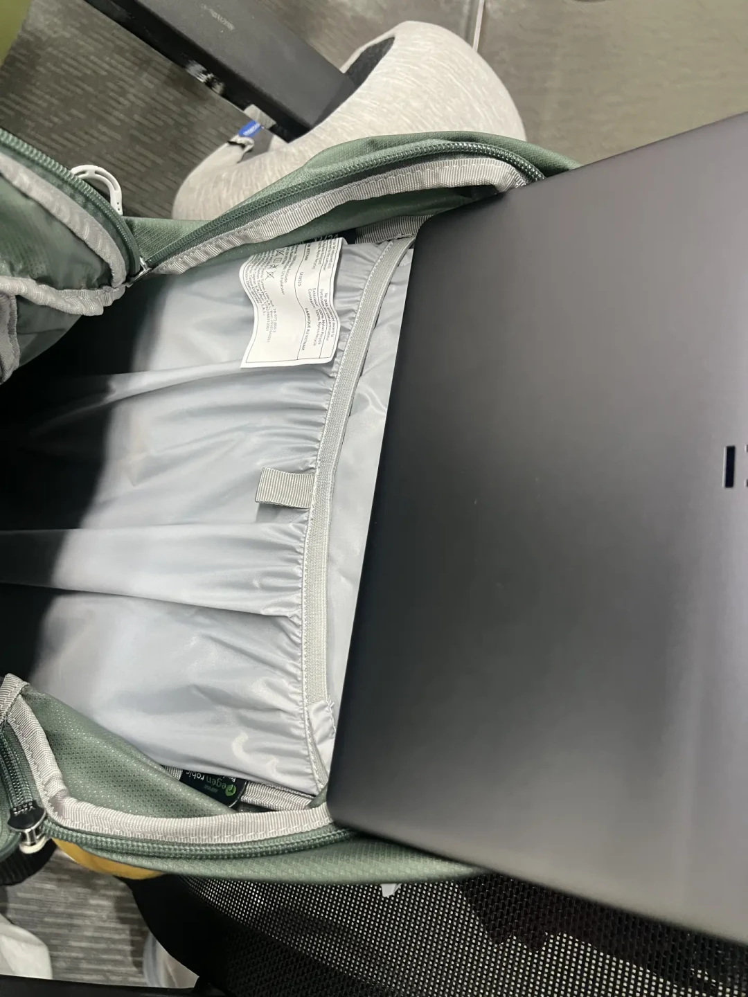 什么都是假的,只有刚买的小鹰是真的?背登山包通勤,先过负重、分仓、这十斤的关
