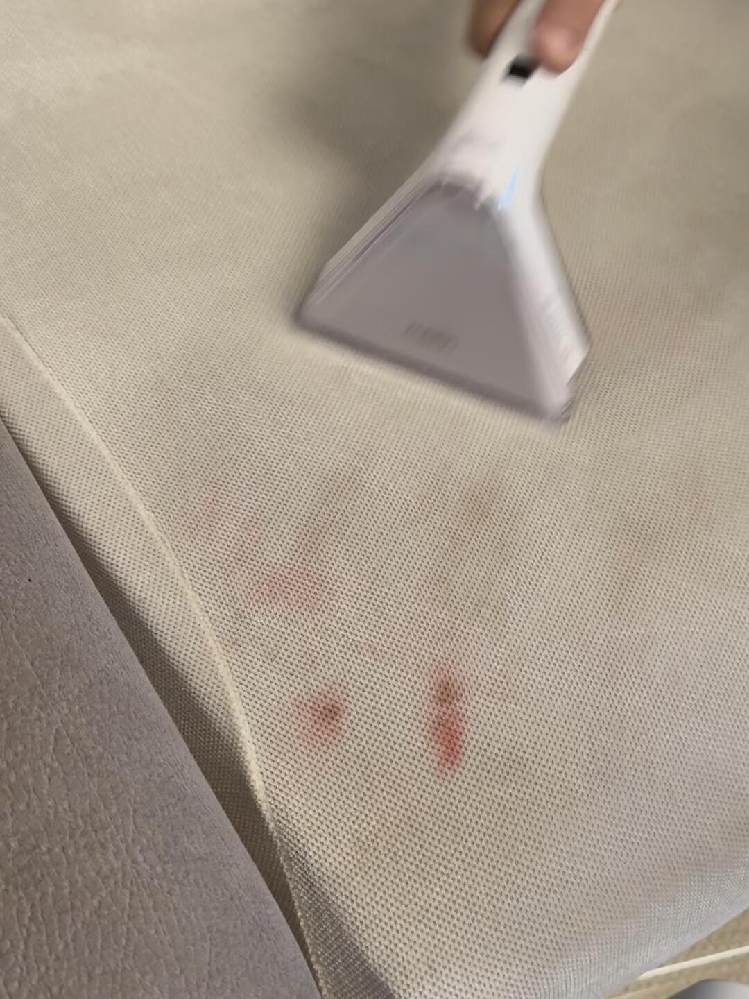 想抄布艺沙发清洁的爆款配方？别急着兑双氧水和酒精：先看坐垫下标签是 W 还是 S，再决定水擦还是干洗