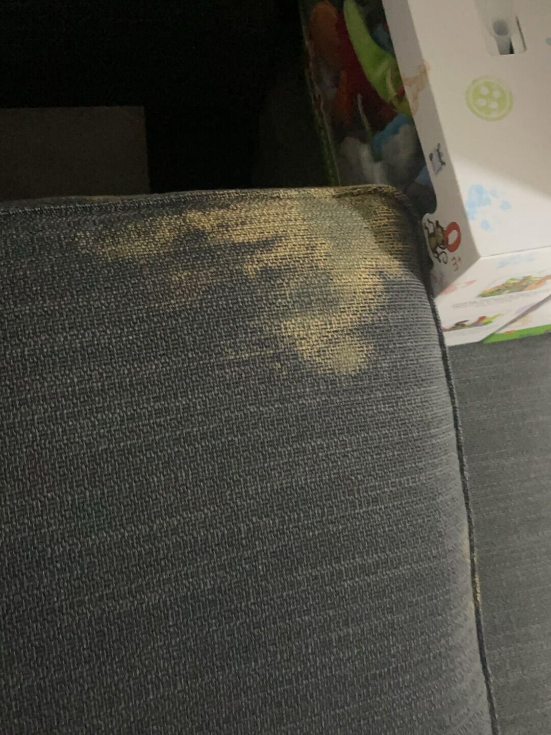 想抄布艺沙发清洁的爆款配方？别急着兑双氧水和酒精：先看坐垫下标签是 W 还是 S，再决定水擦还是干洗