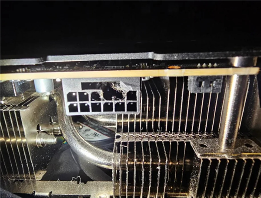 RTX 5090 16针接口熔出大洞!玩11年前老游戏烧穿:PNY甩锅拒保
