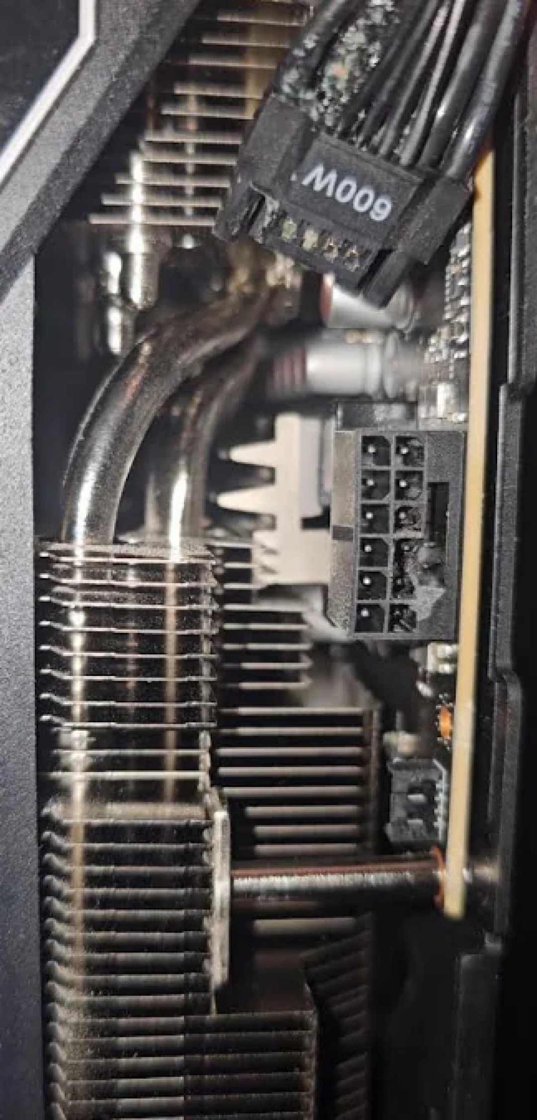 RTX 5090 16针接口熔出大洞!玩11年前老游戏烧穿:PNY甩锅拒保