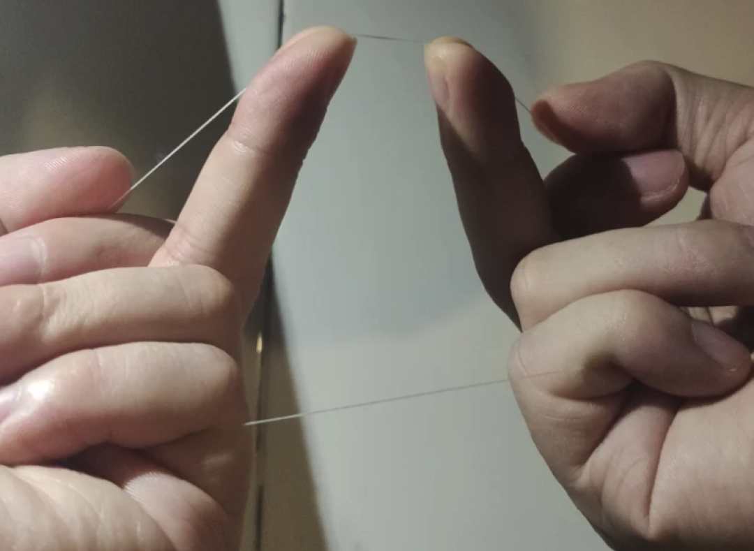 线轴式牙线用法