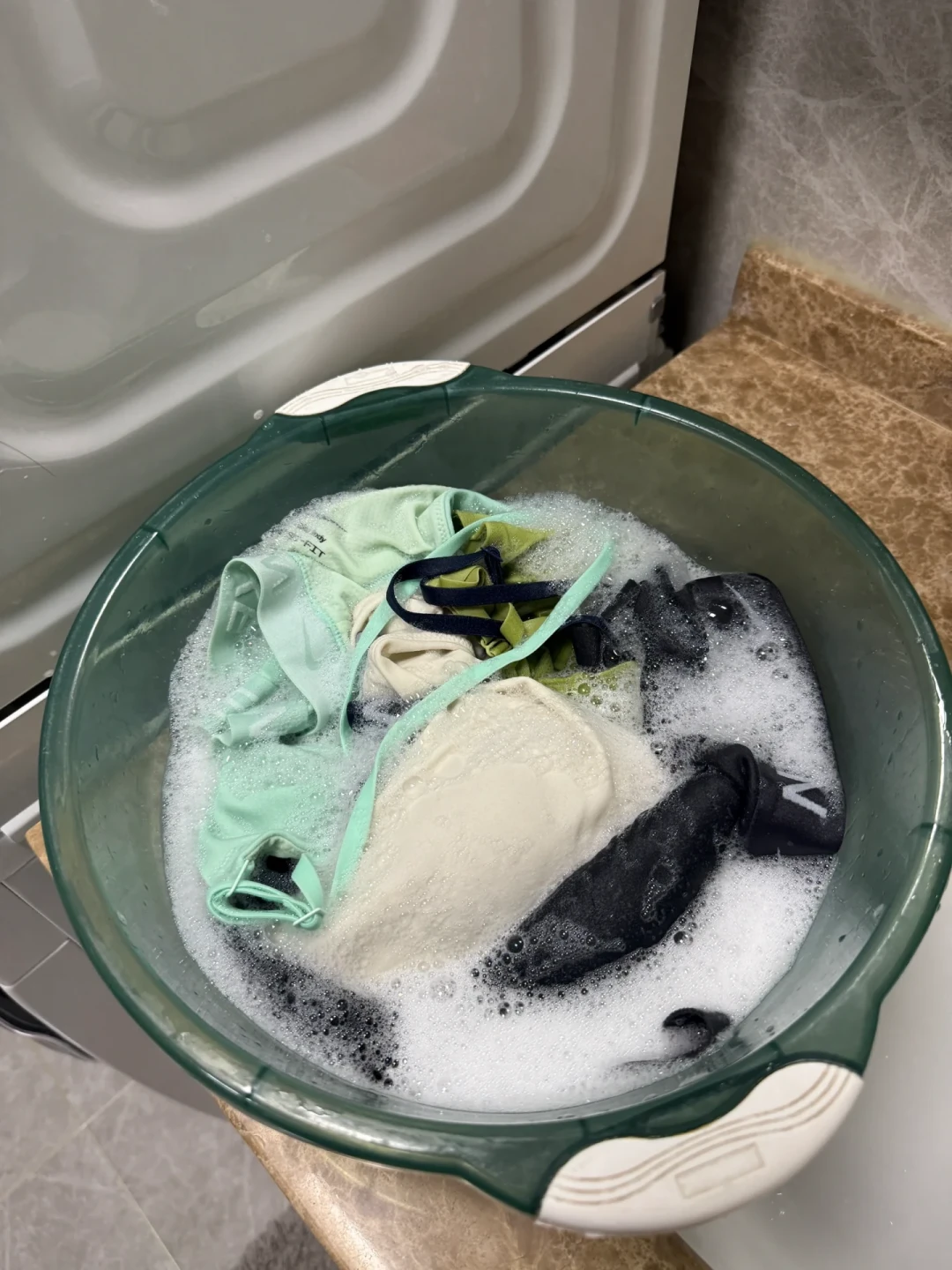 运动服洗完是香的,一出汗又返酸臭?别急着加香珠倒消毒液:先分清「表面脏」和「深层油垢」,再决定上洗洁精、白醋还是氧漂