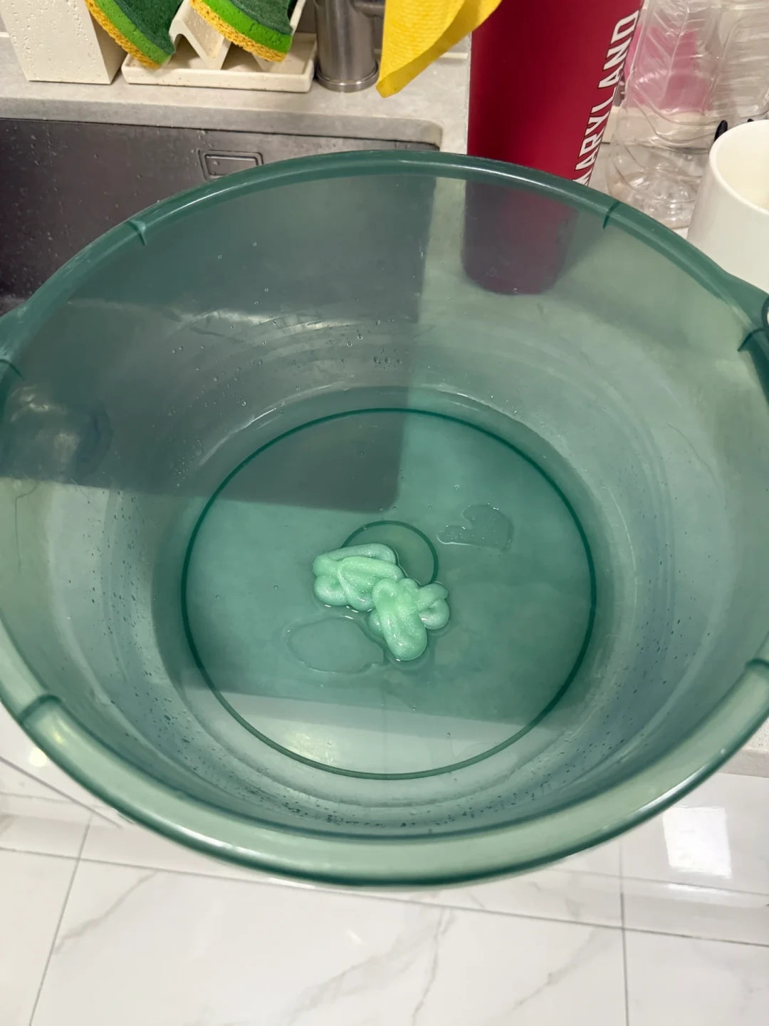 运动服洗完是香的,一出汗又返酸臭?别急着加香珠倒消毒液:先分清「表面脏」和「深层油垢」,再决定上洗洁精、白醋还是氧漂