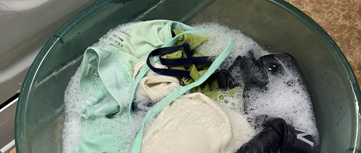 运动服洗完是香的，一出汗又返酸臭？别急着加香珠倒消毒液：先分清「表面脏」和「深层油垢」，再决定上洗洁精、白醋还是氧漂