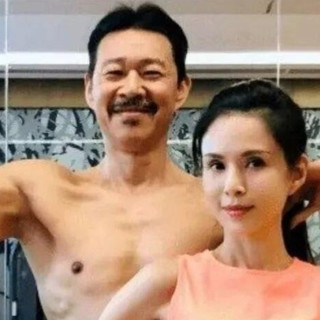 70岁张丰毅肌肉刷屏！中年男人自己动手练力量