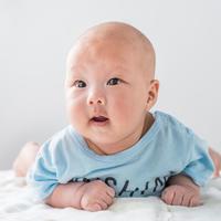 宝宝头型偏了别慌！0-6个月是黄金期，这3件事比定型枕管用！