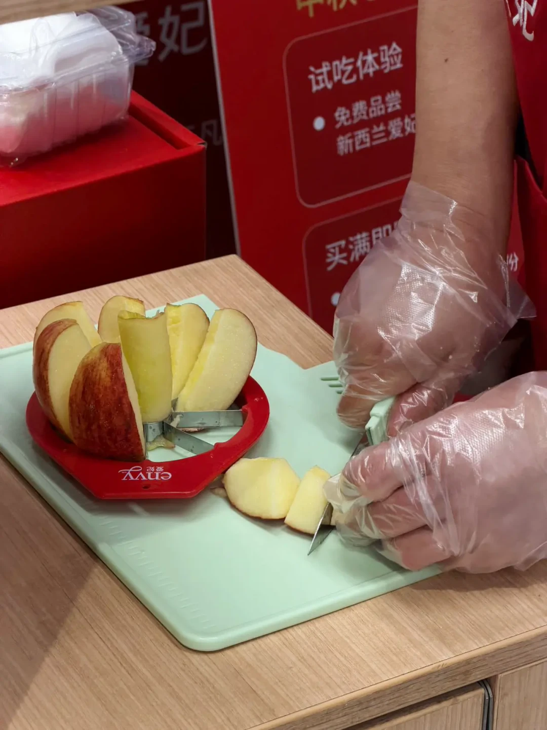 爱妃149.9一箱、乐淇折下来45块一斤:中秋前刷屏的「苹果顶流」,其实是南半球放了大半年的冷库果——买之前先认清产季,再算四档单价,最后想清楚是送人还是自己吃