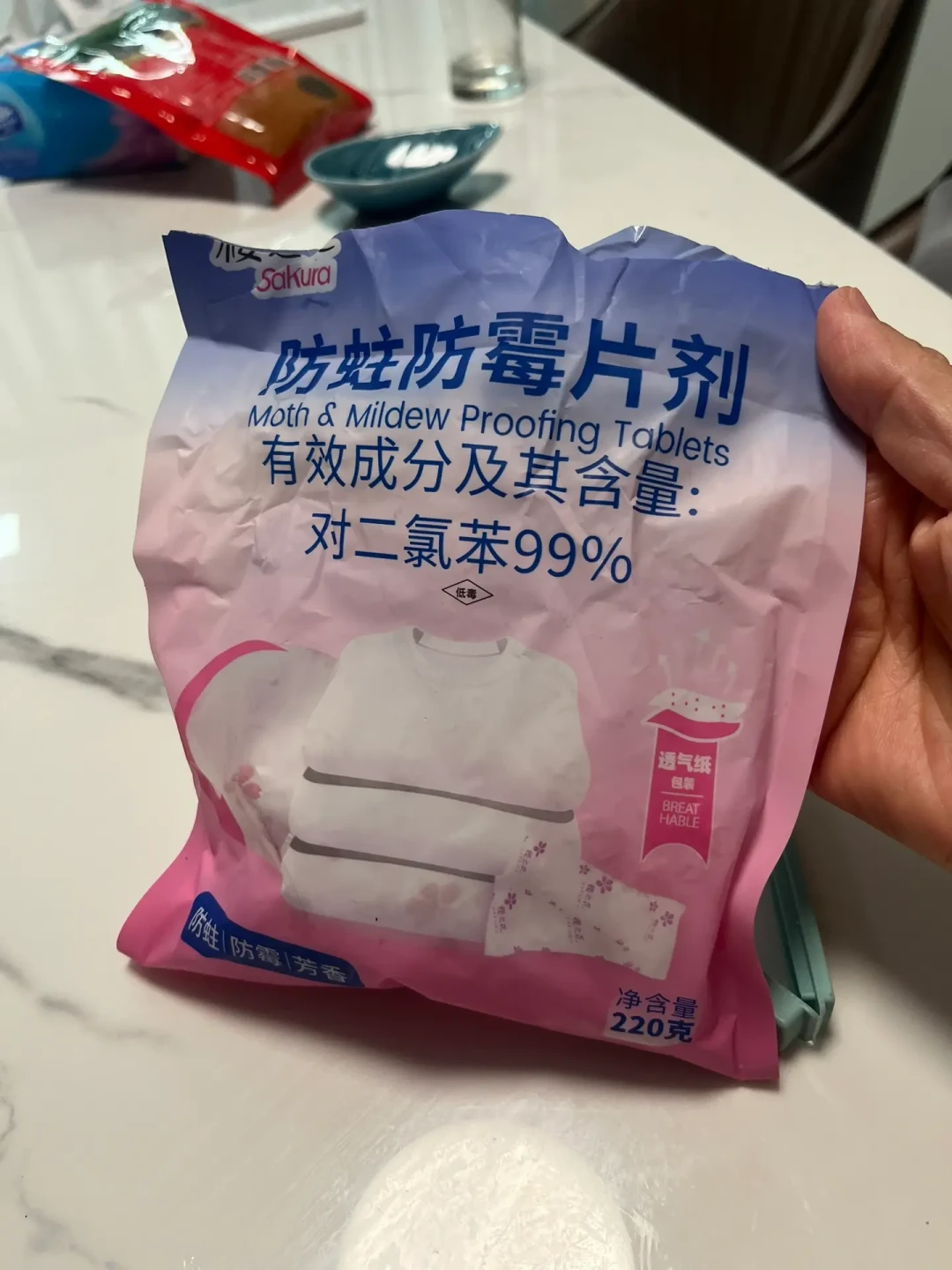 换季收衣服,别急着扔樟脑丸,更别抄「樟脑丸+洗洁精」:先看瓶里是什么成分,再看家里住什么人,才决定放、挂还是干脆不放