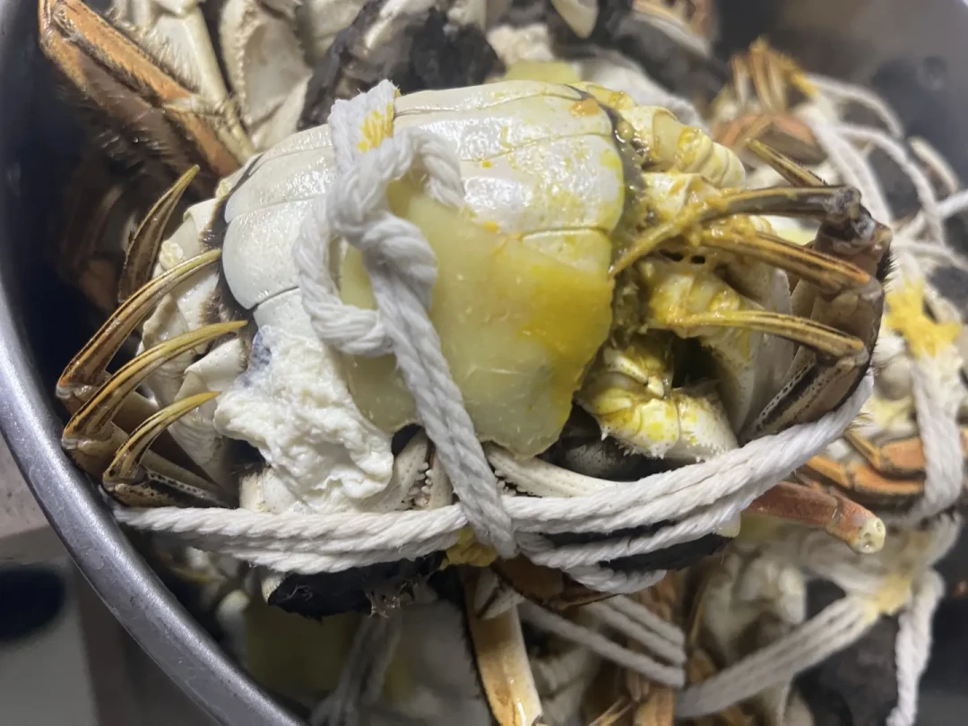 大闸蟹提前10天到货,你收到的多半不是阳澄湖蟹:开箱先「点名」,湿毛巾冷藏撑两三天,生醉蟹那口才是真红线