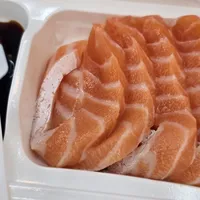 沃尔玛三文鱼切片大肠菌群超标4倍多致歉、山姆寿司「寄生虫」查实为脂肪线：中秋家宴摆刺身前，先分清GB10136和GB2733，再记住芥末杀不死寄生虫