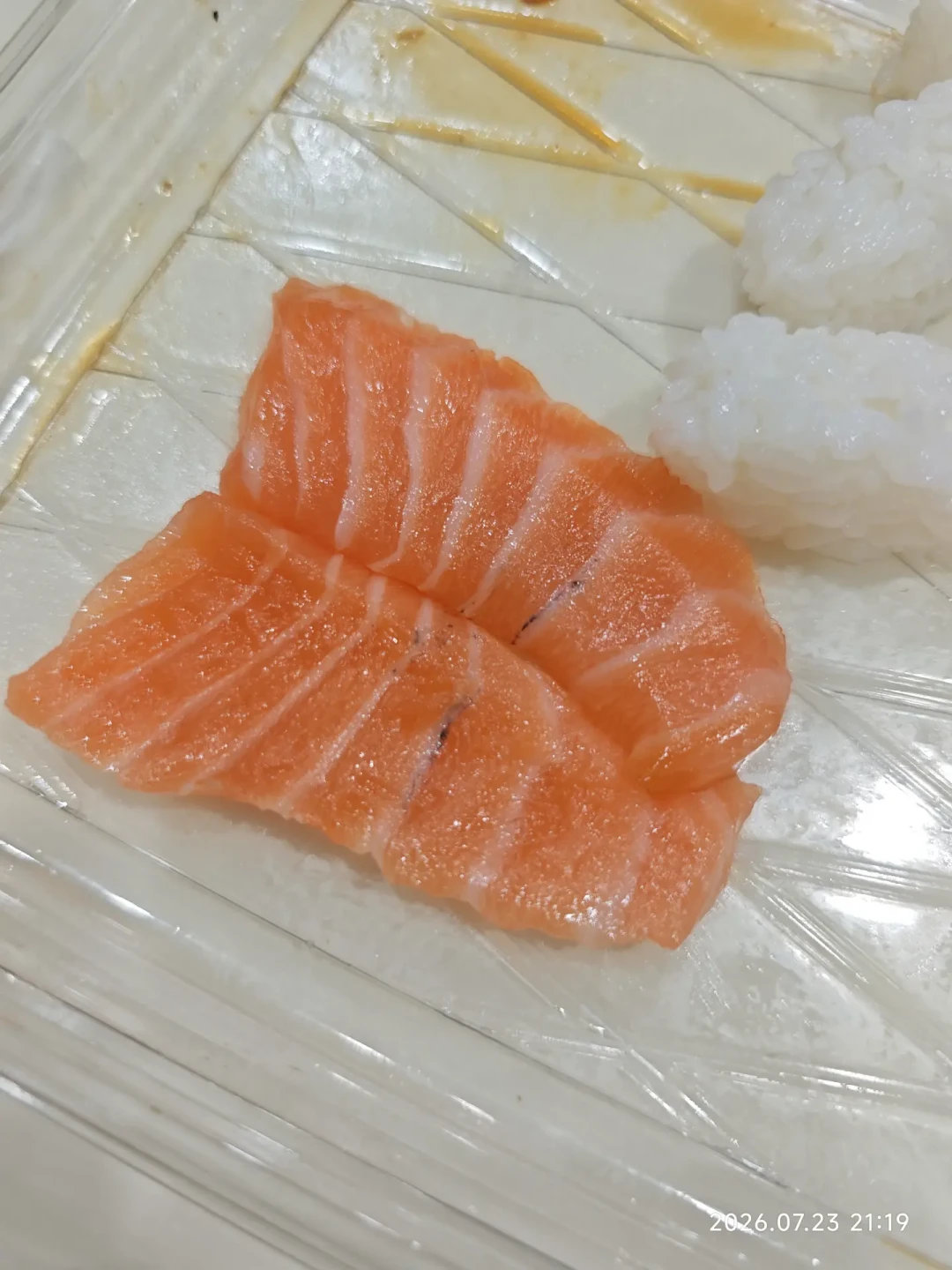 沃尔玛三文鱼切片大肠菌群超标4倍多致歉、山姆寿司「寄生虫」查实为脂肪线:中秋家宴摆刺身前,先分清GB10136和GB2733,再记住芥末杀不死寄生虫