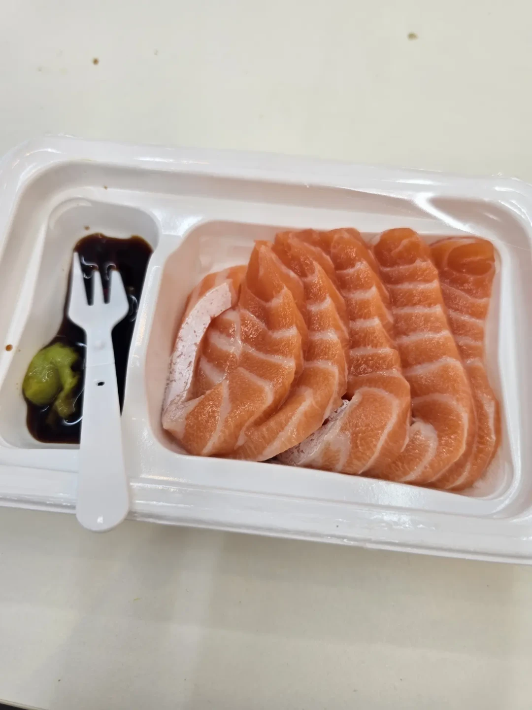 沃尔玛三文鱼切片大肠菌群超标4倍多致歉、山姆寿司「寄生虫」查实为脂肪线:中秋家宴摆刺身前,先分清GB10136和GB2733,再记住芥末杀不死寄生虫
