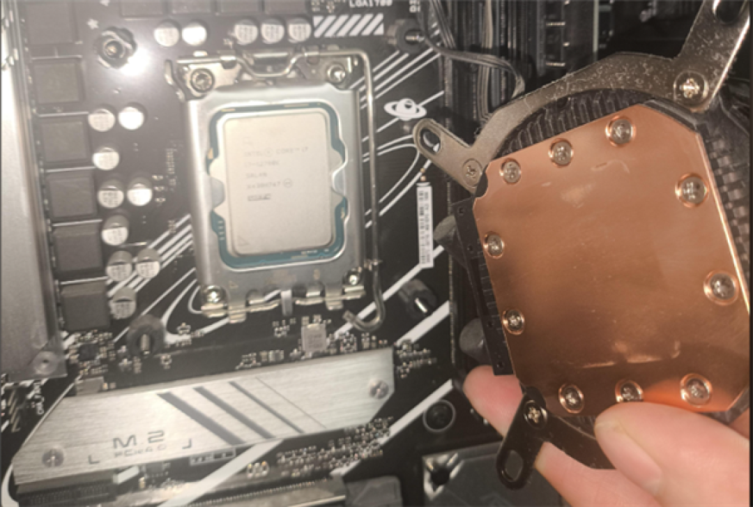 裸跑3年没硅脂!i7-12700K真能抗:全靠降频保命