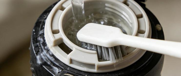 保温杯茶垢洗不掉？别急着丢泡腾片拧紧盖，更别抄魔术擦：先分清茶垢还是水垢，再看杯子什么材质，才决定上碱、上酸还是牙膏