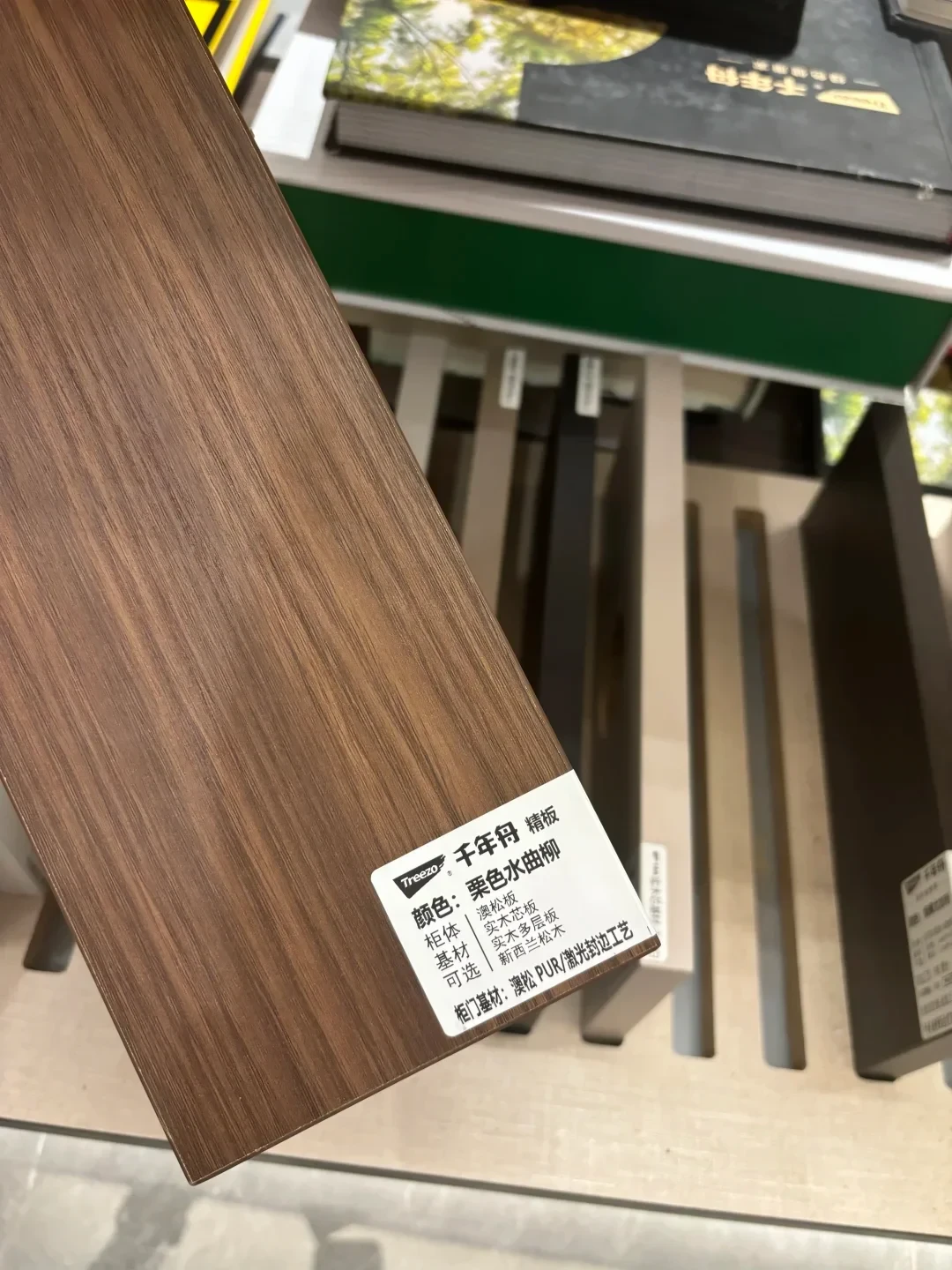 一半晒「工厂390一平、全屋柜子不到3万落地」，一半哭「40平投影报8万7、等俩月柜子还没到」：翻完上百条全屋定制晒价帖、增项帖、交付拖延楼和两位从业者的对账单，对着GB/T 39600那条0.025的线，我把投影对展开的口径差、报价单里最容易被偷的5处配置、四档真实花销和金九银十下单前必问的5句话理清了