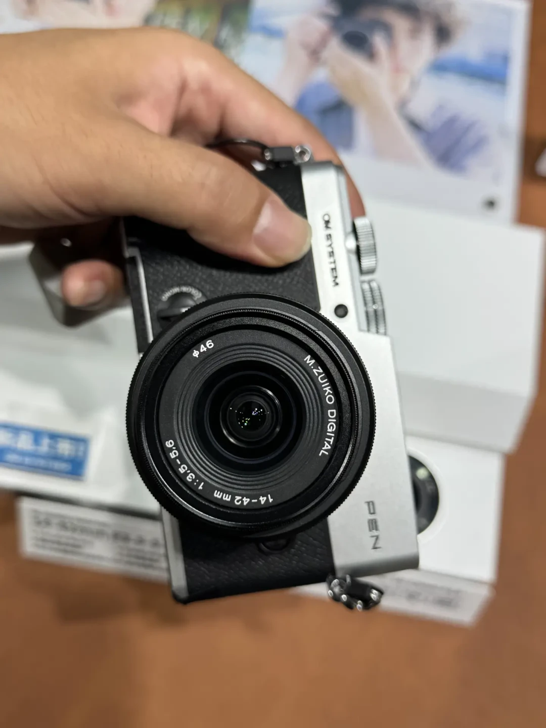 新PEN的5999还挂着“供不应求”,OM-5 II的12-45套已经卖到6799:同底新旧,我把2199套头拆机账和174条评论全对完了——等4天还是今天拿,先看这三本账