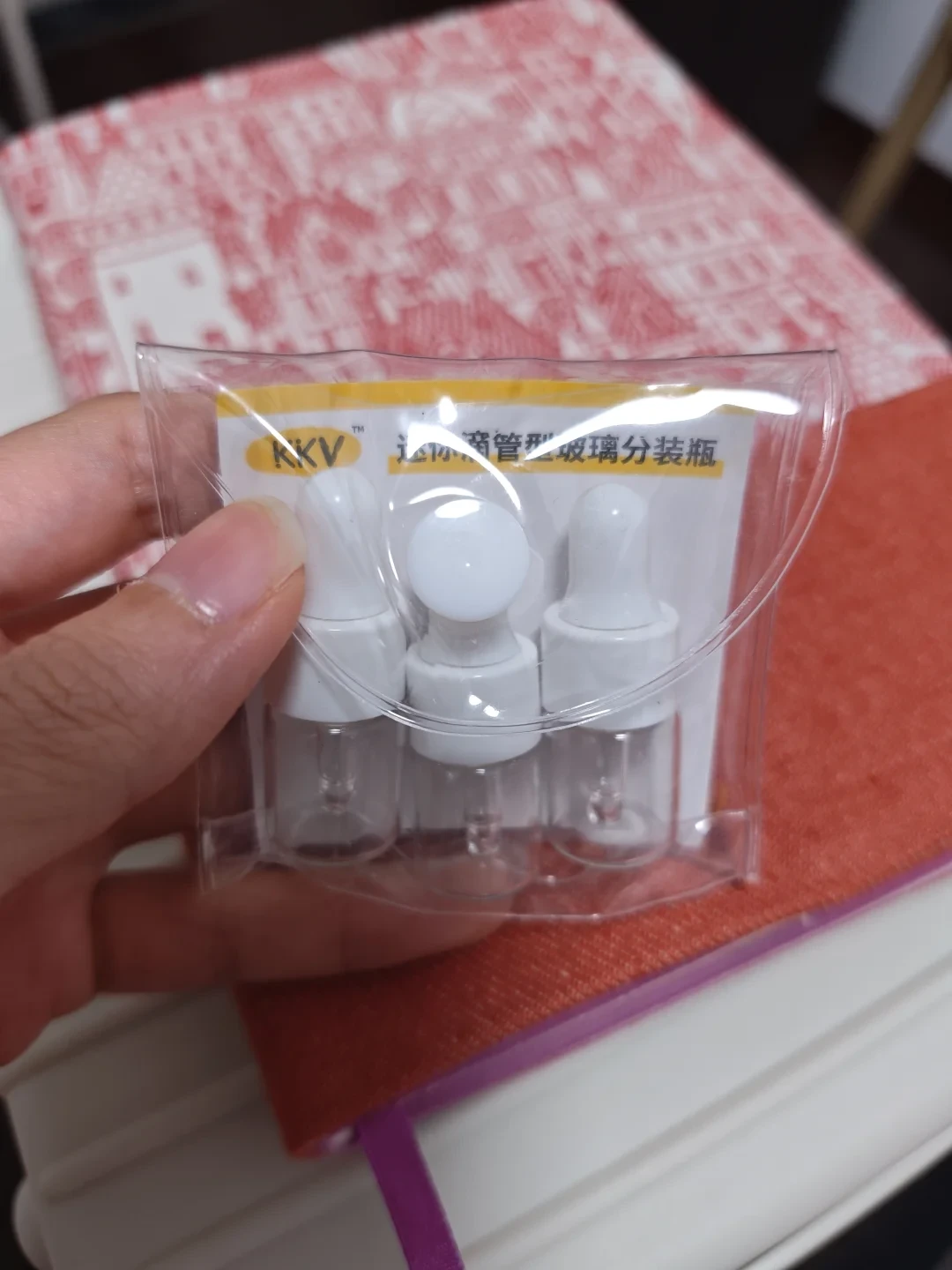 The Ordinary精华没翻车,盖子先翻了:二苯胍风波两个月后,囤货用户晒出的包材与售后真相